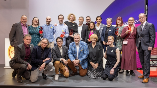 Der Vorstand der Spielwarenmesse eG und die Jurymitglieder gemeinsam mit den Siegern des ToyAward 2024 - Quelle: Alex Schelbert / Spielwarenmesse eG